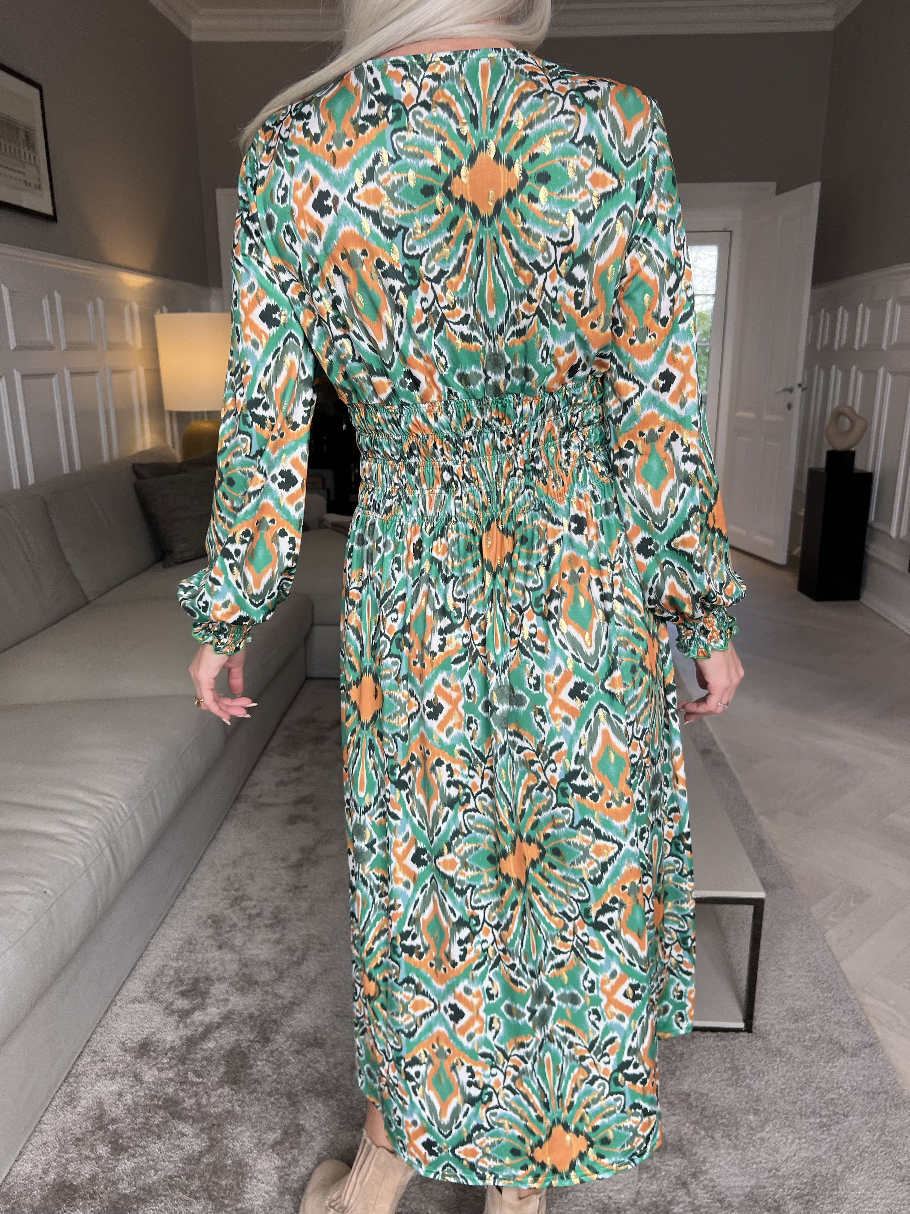 Pams Peacock Midi L/S - Mönstrad klänning med resår i skrynkelfritt tyg - Rose